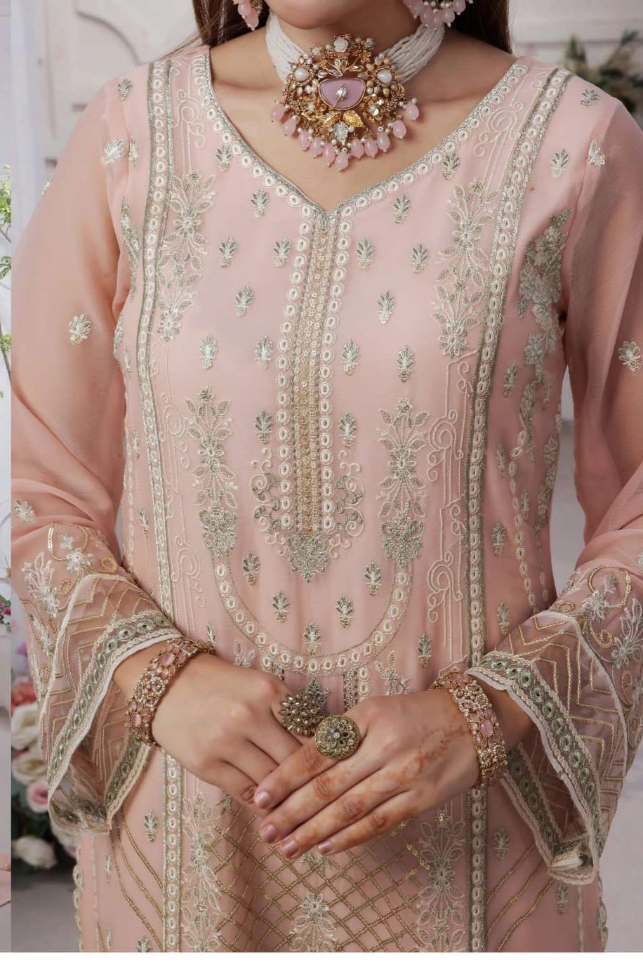 𝐑𝐞𝐝𝐞𝐟𝐢𝐧𝐞 𝐞𝐥𝐞𝐠𝐚𝐧𝐜𝐞 𝐰𝐢𝐭𝐡 𝐨𝐮𝐫 𝐋𝐮𝐱𝐮𝐫𝐢𝐨𝐮𝐬 𝟑-𝐏𝐢𝐞𝐜𝐞 𝐄𝐦𝐛𝐫𝐨𝐢𝐝𝐞𝐫𝐞𝐝 𝐅𝐥𝐨𝐫𝐮𝐦 𝐂𝐡𝐢𝐟𝐟𝐨𝐧 𝐂𝐨𝐥𝐥𝐞𝐜𝐭𝐢𝐨𝐧