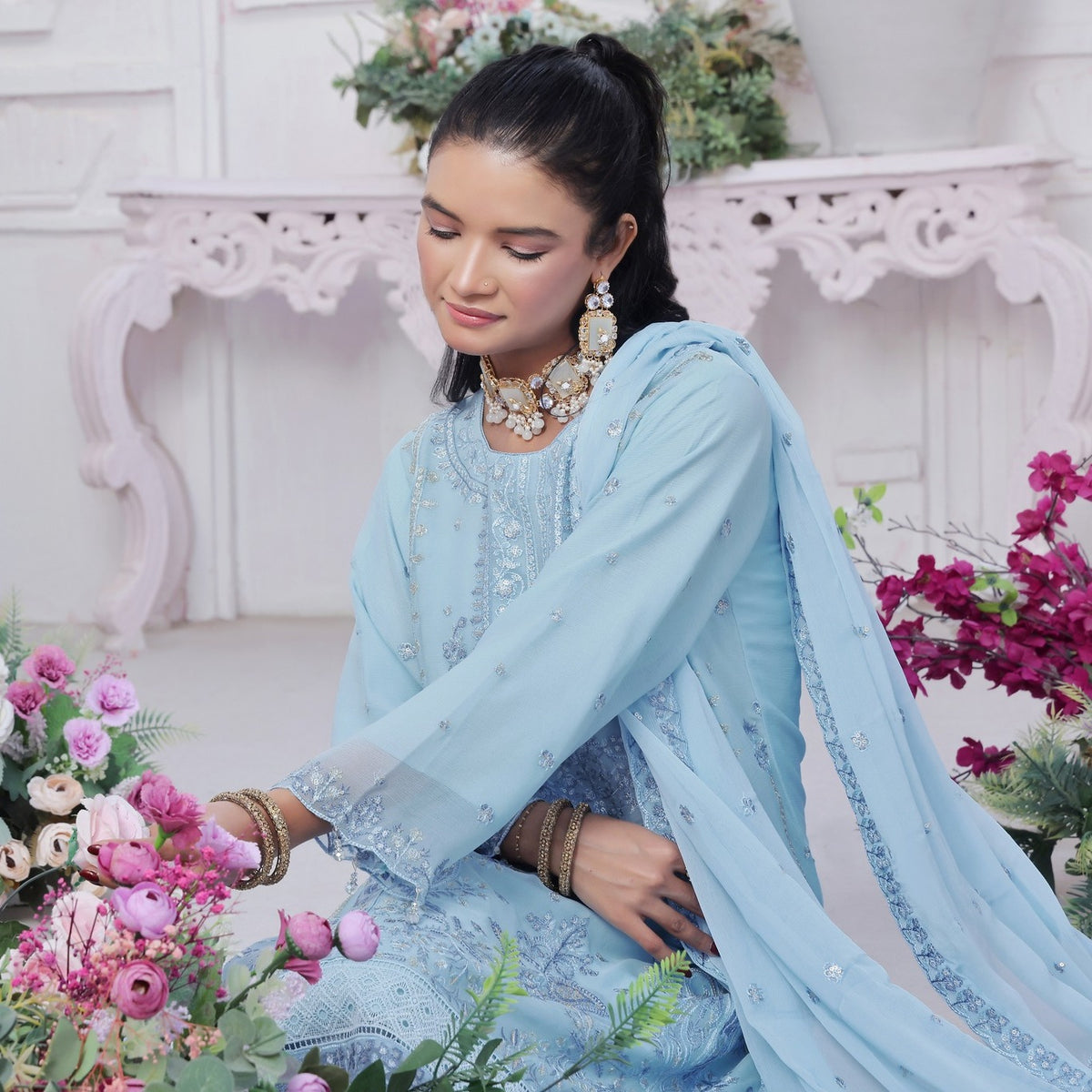 𝐑𝐞𝐝𝐞𝐟𝐢𝐧𝐞 𝐞𝐥𝐞𝐠𝐚𝐧𝐜𝐞 𝐰𝐢𝐭𝐡 𝐨𝐮𝐫 𝐋𝐮𝐱𝐮𝐫𝐢𝐨𝐮𝐬 𝟑-𝐏𝐢𝐞𝐜𝐞 𝐄𝐦𝐛𝐫𝐨𝐢𝐝𝐞𝐫𝐞𝐝 𝐅𝐥𝐨𝐫𝐮𝐦 𝐂𝐡𝐢𝐟𝐟𝐨𝐧 𝐂𝐨𝐥𝐥𝐞𝐜𝐭𝐢𝐨𝐧