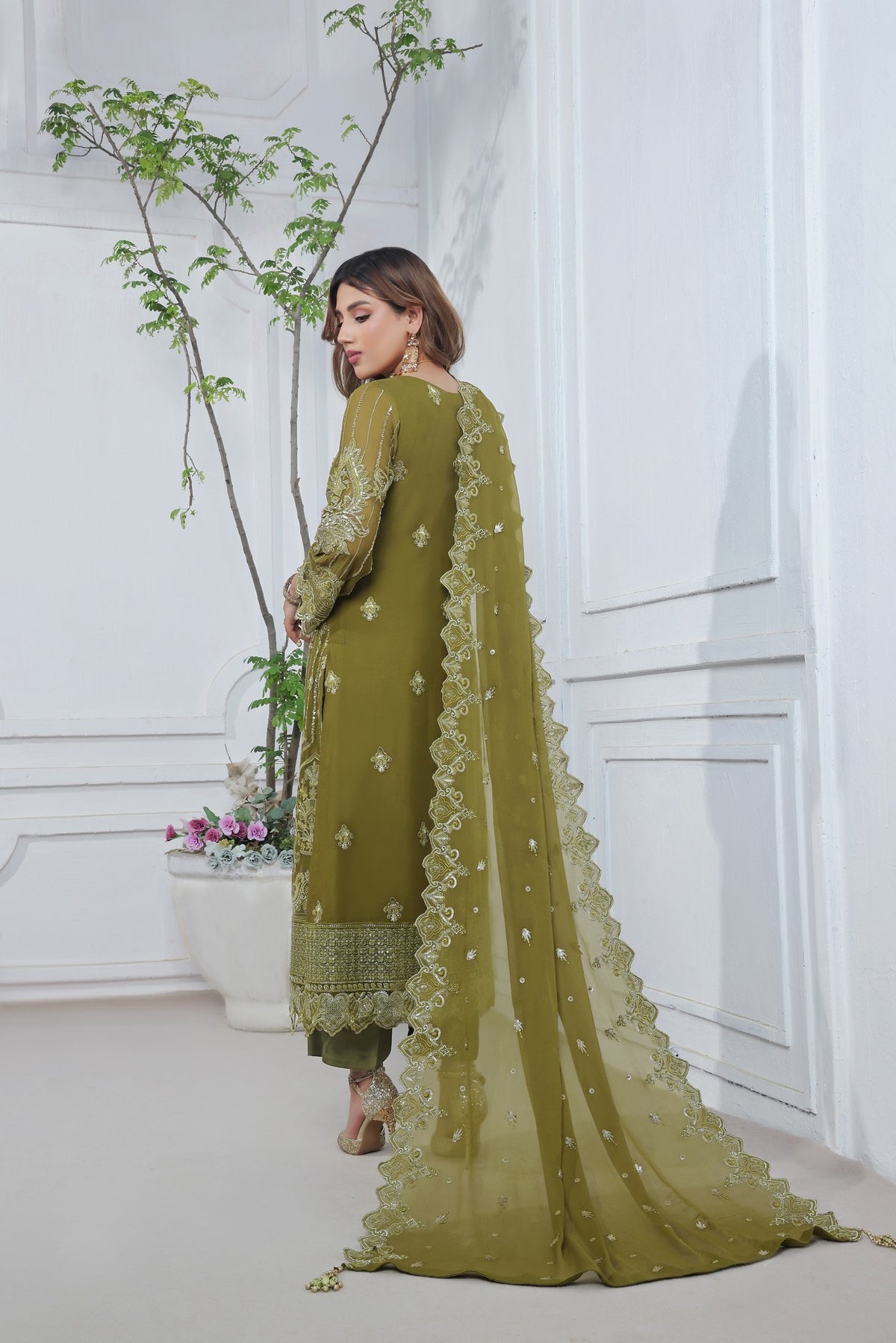 𝐑𝐞𝐝𝐞𝐟𝐢𝐧𝐞 𝐞𝐥𝐞𝐠𝐚𝐧𝐜𝐞 𝐰𝐢𝐭𝐡 𝐨𝐮𝐫 𝐋𝐮𝐱𝐮𝐫𝐢𝐨𝐮𝐬 𝟑-𝐏𝐢𝐞𝐜𝐞 𝐄𝐦𝐛𝐫𝐨𝐢𝐝𝐞𝐫𝐞𝐝 𝐅𝐥𝐨𝐫𝐮𝐦 𝐂𝐡𝐢𝐟𝐟𝐨𝐧 𝐂𝐨𝐥𝐥𝐞𝐜𝐭𝐢𝐨𝐧