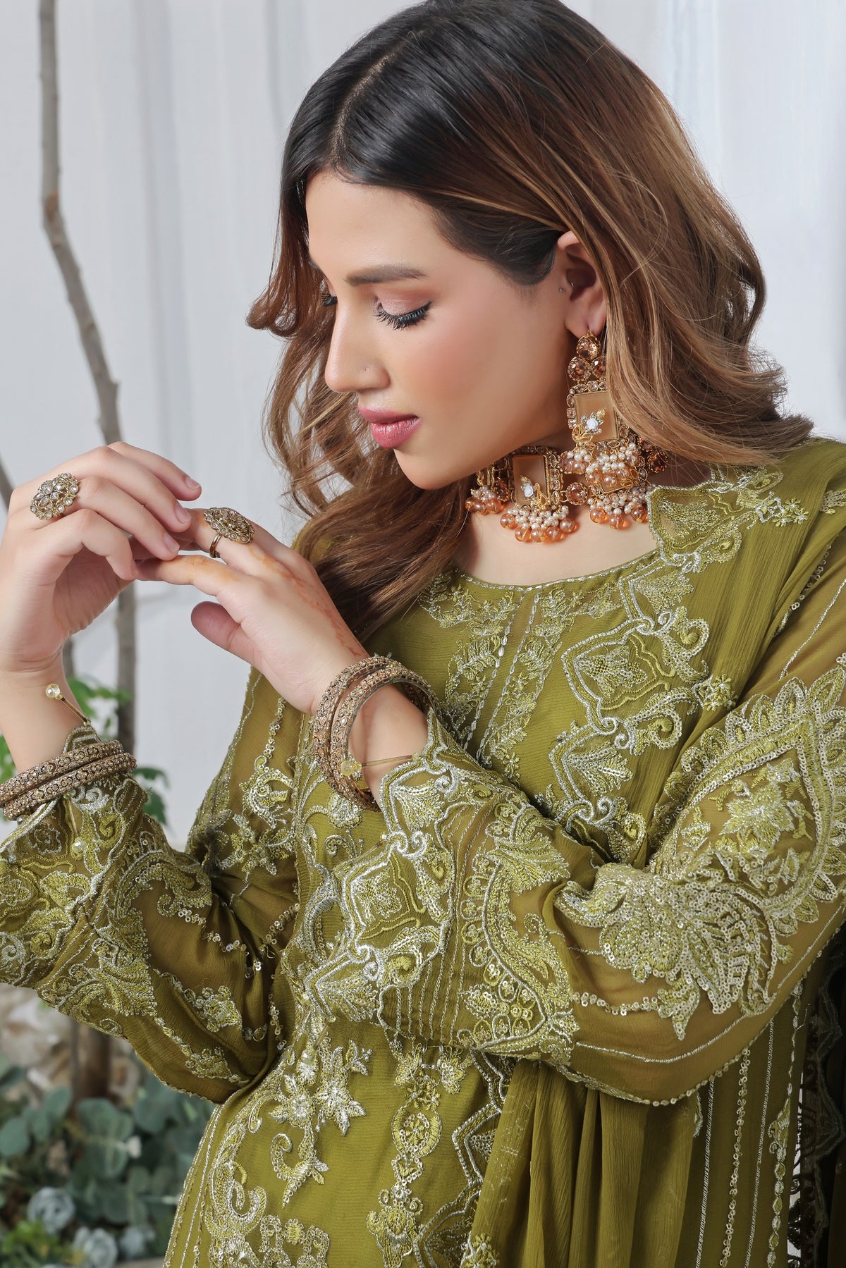 𝐑𝐞𝐝𝐞𝐟𝐢𝐧𝐞 𝐞𝐥𝐞𝐠𝐚𝐧𝐜𝐞 𝐰𝐢𝐭𝐡 𝐨𝐮𝐫 𝐋𝐮𝐱𝐮𝐫𝐢𝐨𝐮𝐬 𝟑-𝐏𝐢𝐞𝐜𝐞 𝐄𝐦𝐛𝐫𝐨𝐢𝐝𝐞𝐫𝐞𝐝 𝐅𝐥𝐨𝐫𝐮𝐦 𝐂𝐡𝐢𝐟𝐟𝐨𝐧 𝐂𝐨𝐥𝐥𝐞𝐜𝐭𝐢𝐨𝐧