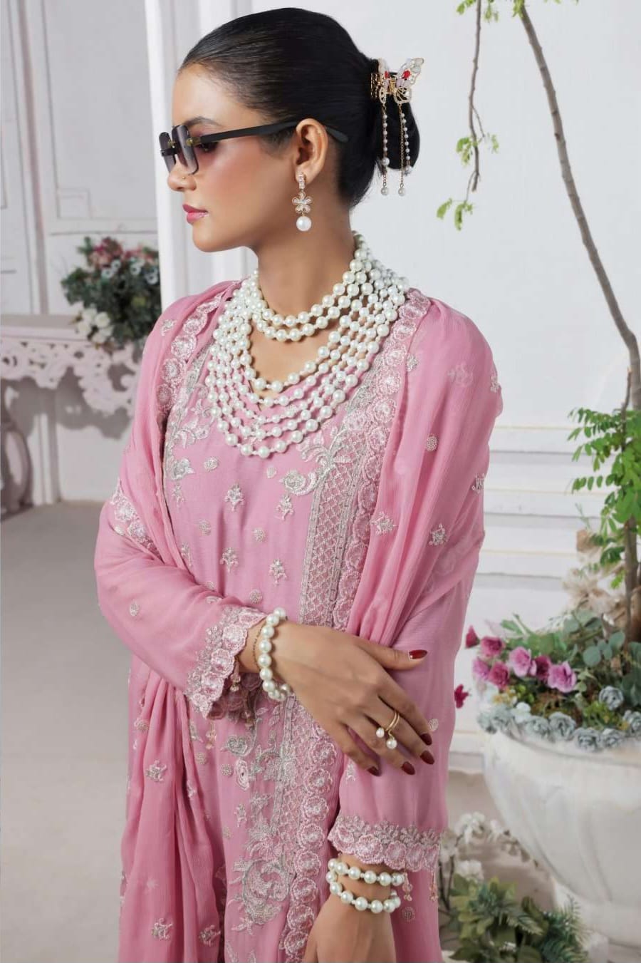 𝐑𝐞𝐝𝐞𝐟𝐢𝐧𝐞 𝐞𝐥𝐞𝐠𝐚𝐧𝐜𝐞 𝐰𝐢𝐭𝐡 𝐨𝐮𝐫 𝐋𝐮𝐱𝐮𝐫𝐢𝐨𝐮𝐬 𝟑-𝐏𝐢𝐞𝐜𝐞 𝐄𝐦𝐛𝐫𝐨𝐢𝐝𝐞𝐫𝐞𝐝 𝐅𝐥𝐨𝐫𝐮𝐦 𝐂𝐡𝐢𝐟𝐟𝐨𝐧 𝐂𝐨𝐥𝐥𝐞𝐜𝐭𝐢𝐨𝐧