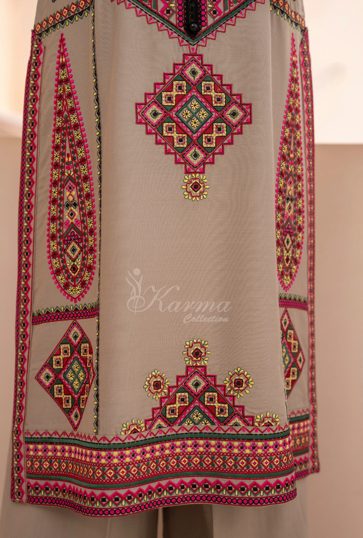 Winter Luxury 3 Piece Embroidered Mishaal Karma CollectionLIGHT OAT SKU:KC-1533